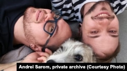 Андрей Саром и Алексей Бачинский с одним из своих питомцев