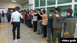 Задержанные во время облавы мигранты в отделе полиции Санкт-Петербурга, 2023 год