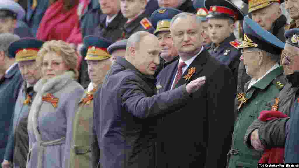 В 2017 году в качестве зарубежного гостя в Москву приехал только тогдашний лидер Молдовы Игорь Додон.&nbsp; В этом году президент России не направил поздравления с Днем Победы лидерам Молдовы и Грузии &ndash; он направил лишь&nbsp;"поздравительные послания" народам этих стран