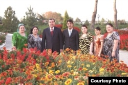 Президент Таджикистана Эмомали Рахмон с членами своей семьи. Архивное фото