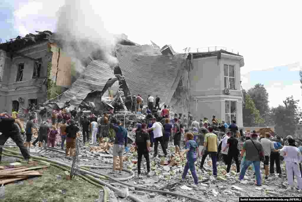 На&nbsp;месте разбора завалов в "Охматдете", 8&nbsp;июля 2024 года, фото RFE/RL