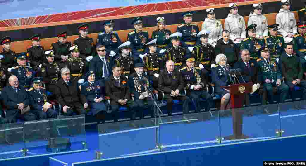 В Москве на Красной площади прошел военный парад &ndash; уже второй год на фоне войны в Украине. В этот раз на парад приехали президенты Казахстана, Кыргызстана, Таджикистана, Узбекистана, Туркменистана, а также Александр Лукашенко, удерживающий власть в Беларуси, и премьер-министр Армении Никол Пашинян. Ранее пресс-секретарь Путина сообщал, что приглашения на парад Победы в Москве лидерам зарубежных стран в этом году не рассылались, так как дата не круглая. Единственным иностранным лидером на параде должен был стать президент Кыргызстана Садыр Жапаров, так как на 8-9 мая был запланирован его визит в Россию и он "решил остаться". О намерении других глав стран СНГ посетить парад стало известно только накануне