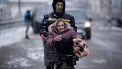Пожилая женщина во время эвакуации из Ирпеня, Киевская область. 8 марта 2022 года. Фото: AP