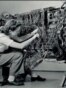 Женщина чинит один из первых компьютеров IBM, 1948 год