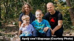 Полина Шарендо‑Панасюк с мужем и детьми