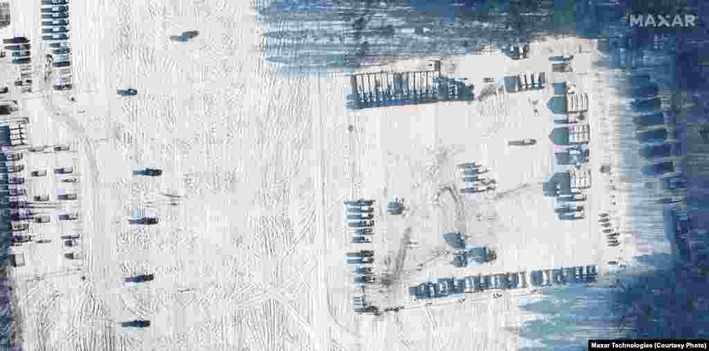 В Беларусь 3 февраля прибыл министр обороны России Сергей Шойгу &ndash; в преддверии запланированных на этот месяц масштабный совместных маневров "Союзная решимость". Они пройдут с 10 до 20 февраля. Шойгу отмечал, что численность войск "не превышает параметры, установленные Венским документом 2011 года", а значит, не обязывает Москву уведомлять о проводимых мероприятиях другие страны