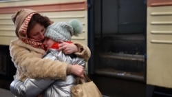 Мать и дочь, прибывшие из Харькова во Львов после вторжения России, 4 марта 2022 года