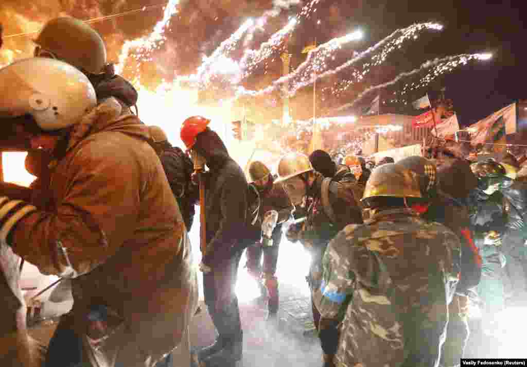 На 18 февраля 2014 года было запланировано так называемое "мирное наступление на Раду". В этот день в парламенте планировали рассмотреть изменения в Конституцию &ndash; возвращение к редакции 2004 года, которая наделяла большими полномочиями парламент. Однако спикер Владимир Рыбак отложил рассмотрение вопроса. Колонна протестующих двинулась с Майдана Независимости в сторону Верховной Рады. Начались столкновения с силовиками. Появились сообщения о погибших 