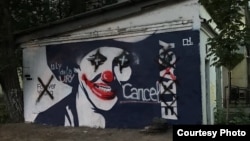 В публикации казахстанского издания об испорченном неизвестными мурале чиновники усмотрели признаки «осквернения» изображений первого президента. Мурал разрисовали 8 июля 2021 года, в тот же день его закрасили