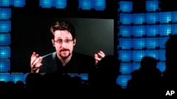 Находясь в России, Сноуден выступает на конференция и комментирует вопросы цифровой безопасности и слежки