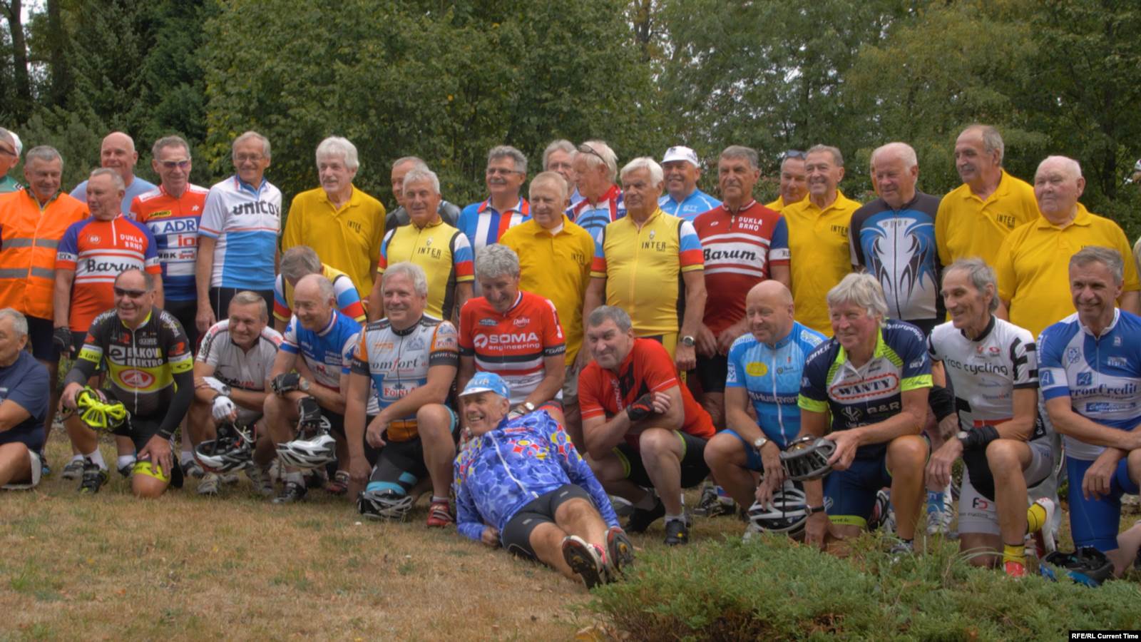 Роберт Гутыра (стоит в центре) с ветеранами чехословацкого велоспорта. Tour de Bohemia, 2018 год. Фото: Настоящее Время