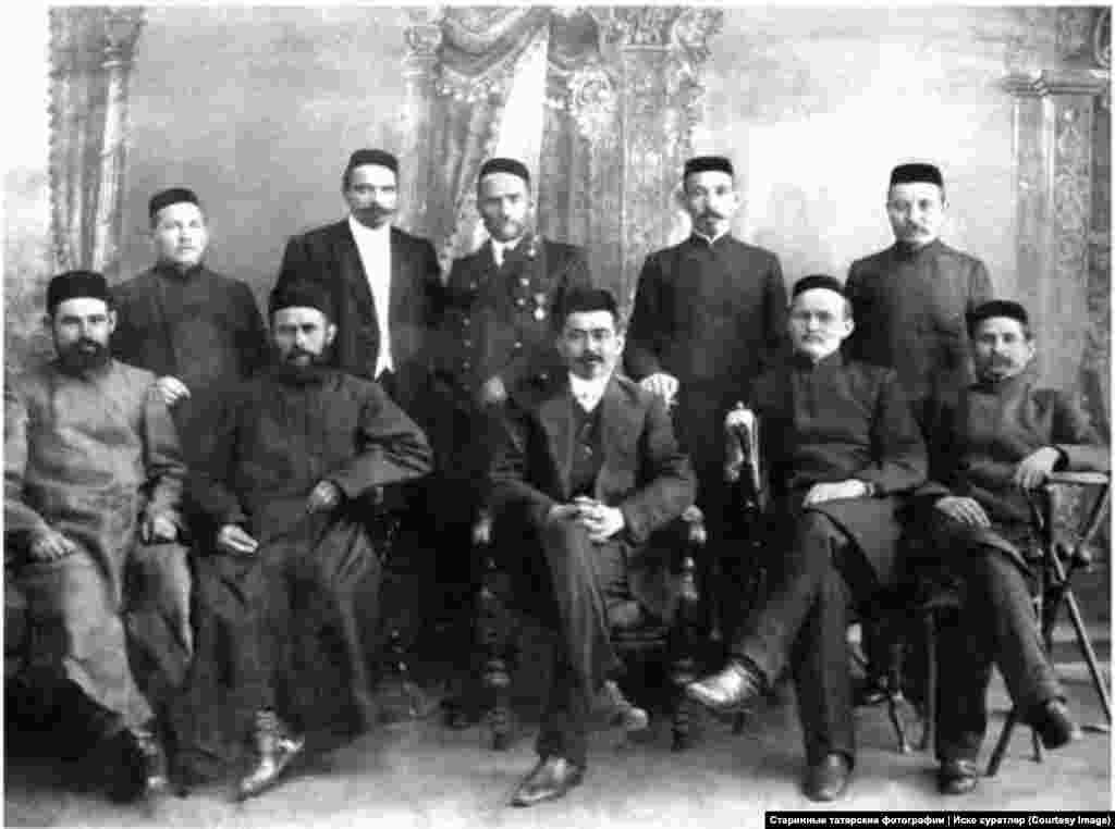 Позже, по словам создателя, свои семейные фотографии начали присылать и другие люди из разных стран бывшего СССР. На фото &ndash; преподаватели троицкого медресе "Расулия". 1911-1912 год