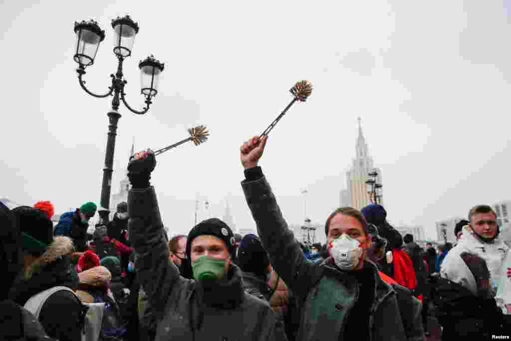 В некоторых городах люди выходили на акции с туалетными ершиками в руках. Этот предмет стал одной из самых обсуждаемых деталей из расследования Фонда борьбы с коррупцией о "дворце Путина" под Геленджиком. Авторы утверждали, что в одно из зданий ершик с держателем для туалетной бумаги приобрели за 150 тысяч рублей