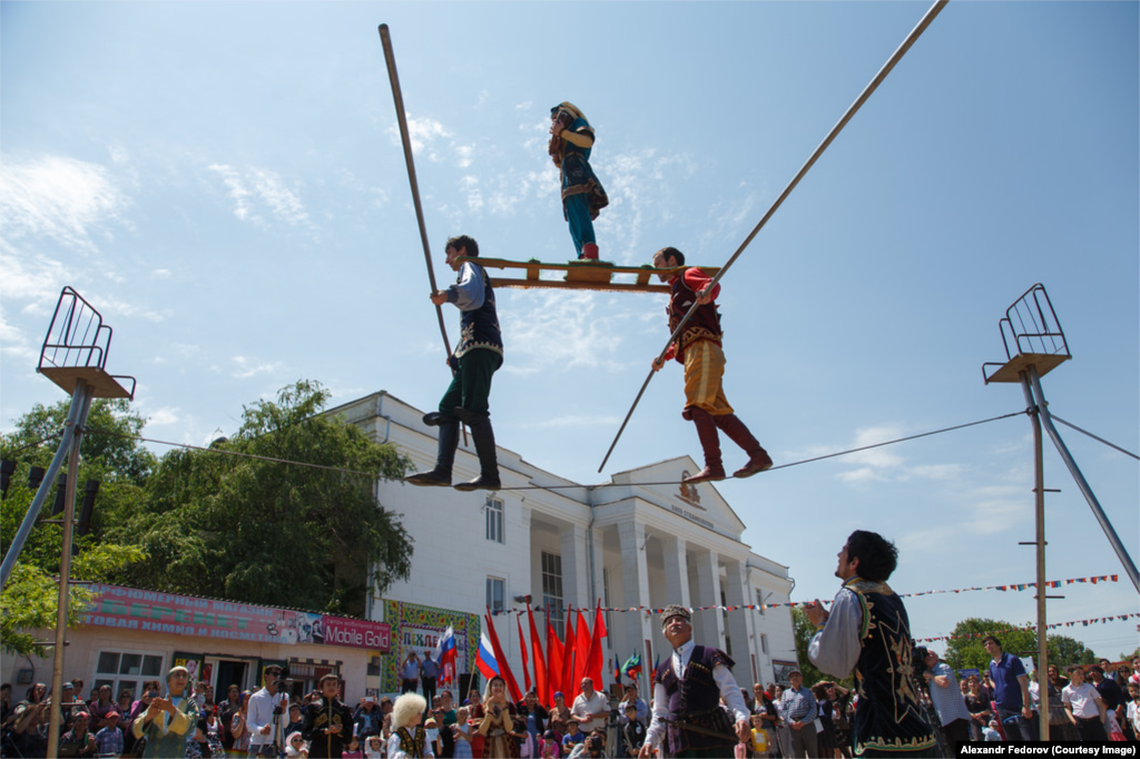 Канатоходцы назвали себя пехлаваны, что с персидского значит "герой&rdquo;. Под этим именем в Иране до сих пор практикуют ритуальную атлетику воинов Зурхане, а в южной Азии &mdash; традиционный рестлинг Кушти. Артисты зарабатывали гастролями: выступали по всему Кавказу, в Персии, в центральной России и на Урале