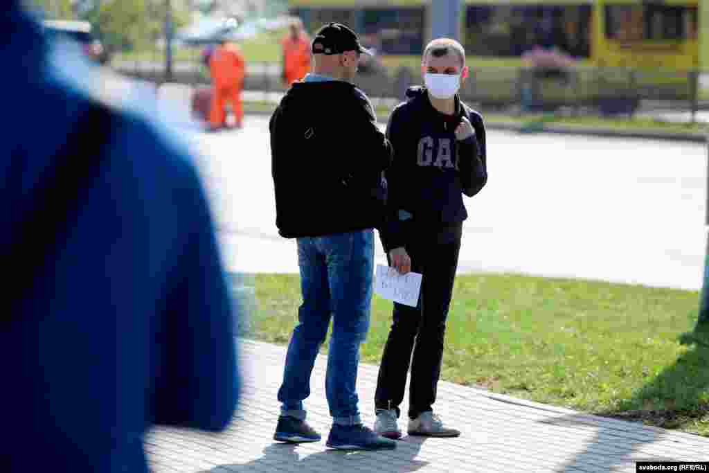 Потом задержали мужчину, который шел с плакатом "Ну, а кто здесь крыса?" &nbsp;