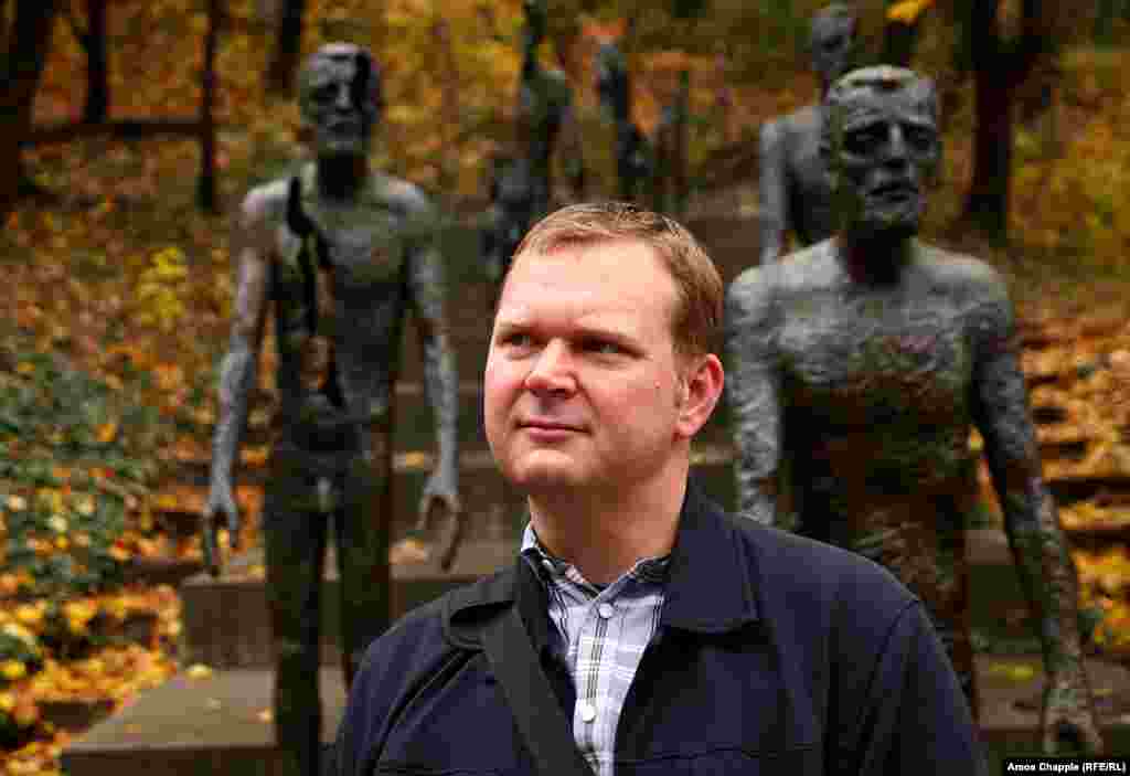 После нескольких путешествий в Россию налегке в 2009 году Штепан Черноушек загорелся идеей посетить забытые советские лагеря. Так началось его "паломничество" в Сибирь с друзьями