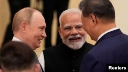 Премьер Индии Нарендра Моди, глава КНР Си Цзиньпин и Владимир Путин встречаются на полях саммита ШОС в Тяньцзине, Китай, 1 сентября 2025 года