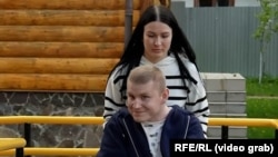 Назар Кайгородов с женой Викторией в реабилитационном центре 