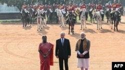 Владимир Путин c президенткой Индии Дроупади Мурму и премьер-министром Индии Нарендрой Моди во время торжественного приема в президентском дворце Индии Раштрапати Бхаван в Нью-Дели, 5 декабря 2025 года