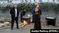 Во дворе избирательного участка готовится вкусная еда