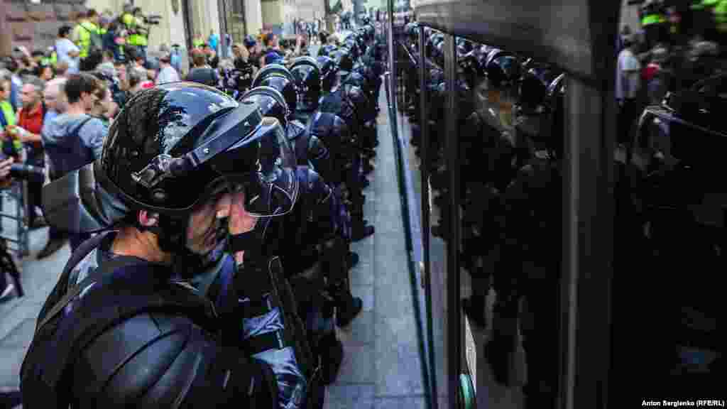 Но городская избирательная комиссия отказывается выполнять это требования и называет протесты "шантажом"