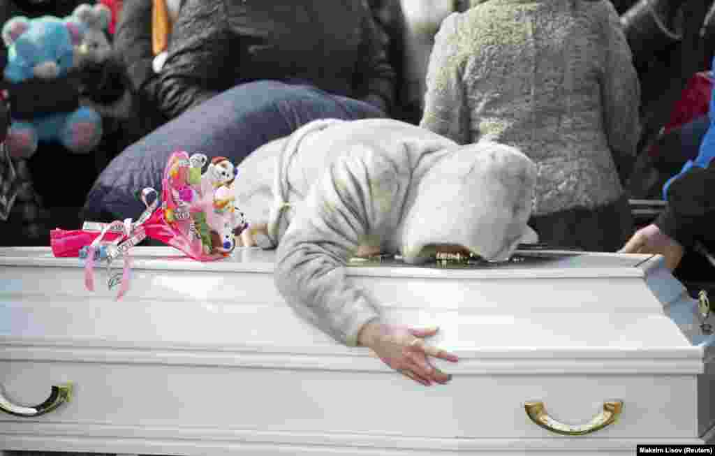 Родственники оплакивают 10-летнюю Марию Агаркову, погибшую в пожаре в торговом центре "Зимняя вишня"