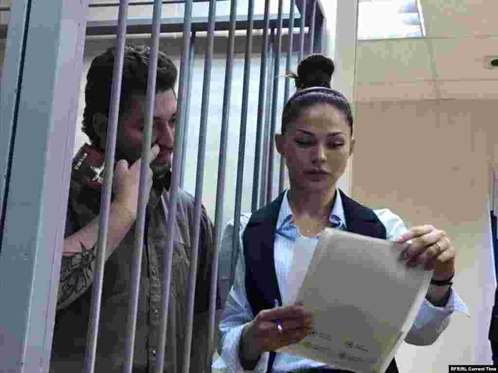 Заседание по Кириллу Жукову началось первым. Его интересы представляет адвокат "Агоры" Светлана Байтурина. По ее словам,&nbsp;он объявил голодовку с момента задержания