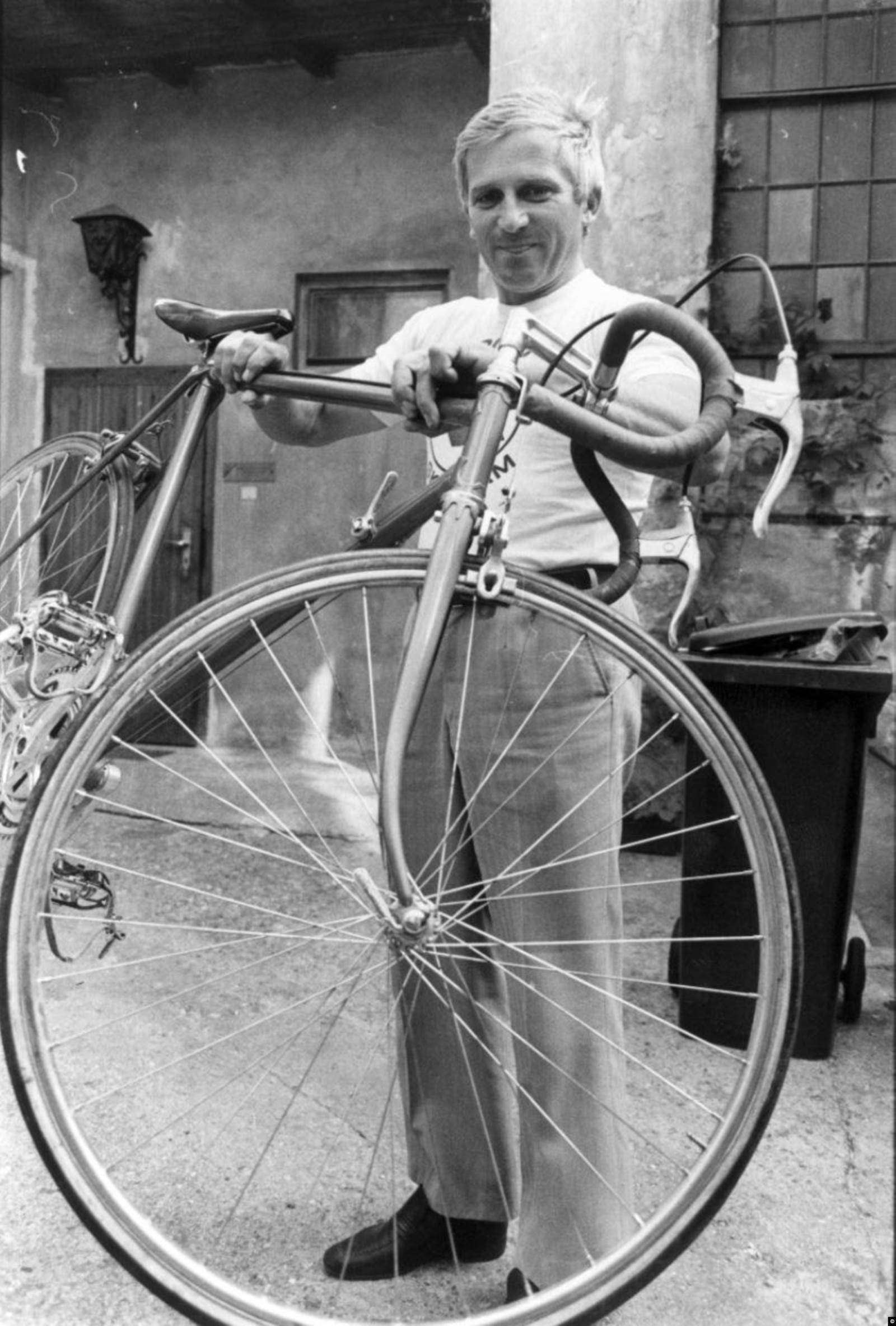 Роберт Гутыра с велосипедом, который он взял с собой из Чехословакии. Фото: газета Kurier