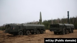 Боевые машины из состава ракетного комплекса "Искандер" на военном полигоне в Осиповичах. 1 февраля 2023 года