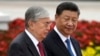 Главы Казахстана и Китая Касым-Жомарт Токаев (слева) и Си Цзиньпин встречаются в Пекине в 2019 году