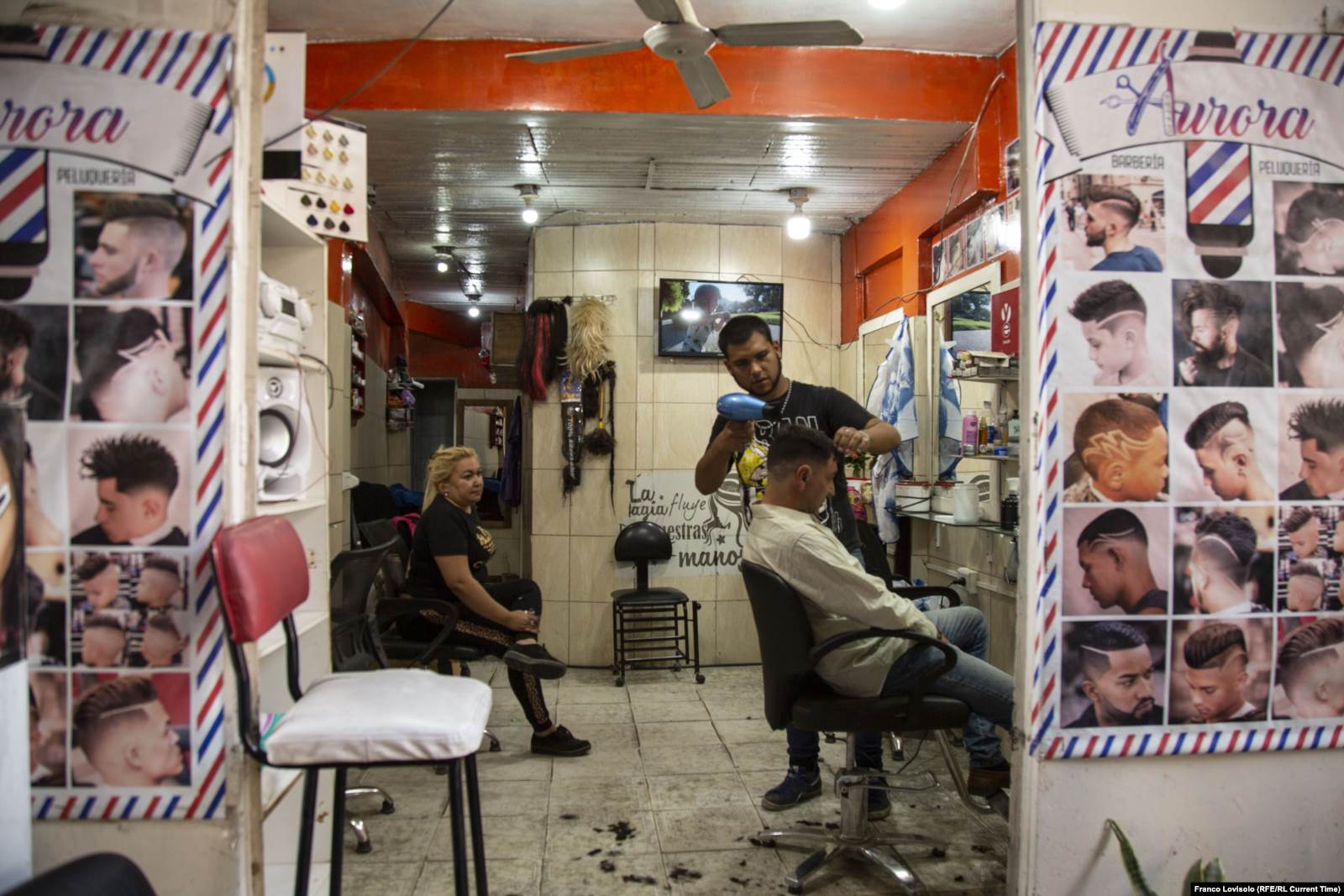 Мужская стрижка в парикмахерской вищи стоит чуть больше $2, в три раза дешевле, чем в городе. Фото: Франко Ловисоло