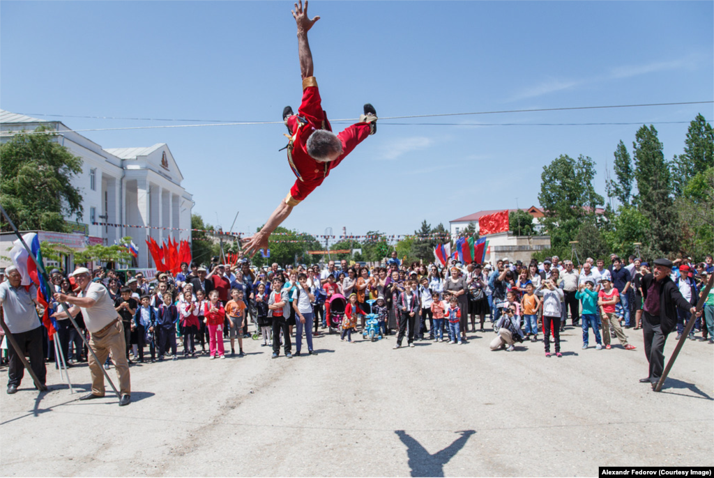 На натянутом канате они бреются кинжалом, привязанным к сапогу, прыгают на цинковом тазу и балансируют на велосипеде без шин. А их коронный трюк &mdash; оборот &ldquo;солнышко", иногда с привязанными к рукам флагами России и Дагестана