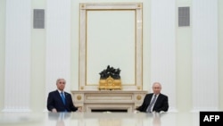 Владимир Путин и президент Казахстана Касым-Жомарт Токаев на встрече в Кремле,11 ноября 2025 года