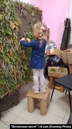 Пятилетняя Мира плетет маскировочную сеть для российских военных