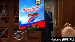 Сборник Z-поэзии бойцов ВДВ в нижном шкафу Путина то исчезает на кадрах официальной хроники, то появляется снова на прежнем месте.