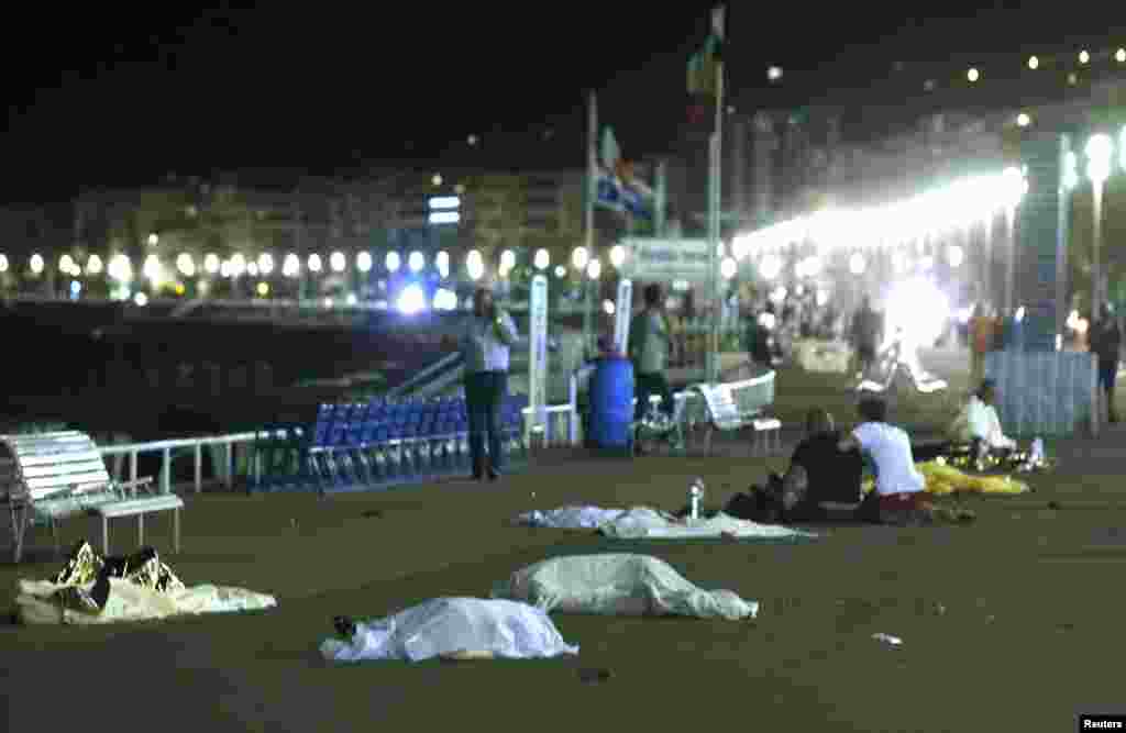 "Я видел, как тела разлетались словно кегли от боулинга. Я слышал шум, крики, которые я не забуду никогда", &ndash; рассказал Дамьен Альман, один из свидетелей теракта 