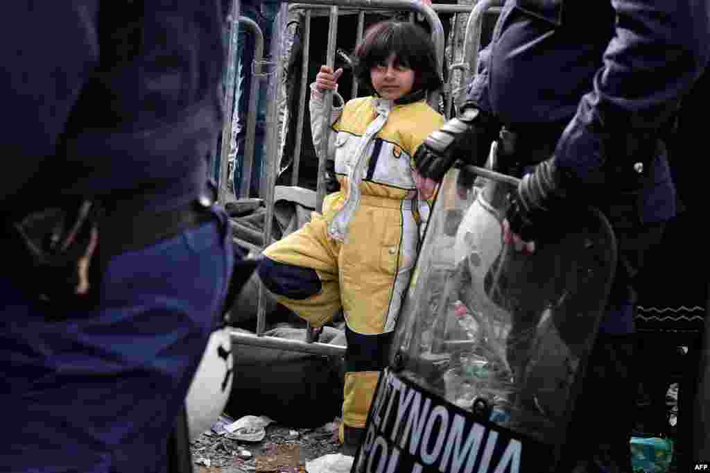 "Не приезжайте в Европу, не верьте нелегальным перевозчикам, не рискуйте жизнью и деньгами", &ndash; заявил Туск, пояснив, что он обращается ко "всем потенциальным нелегальным экономическим мигрантам" вне зависимости от страны происхождения