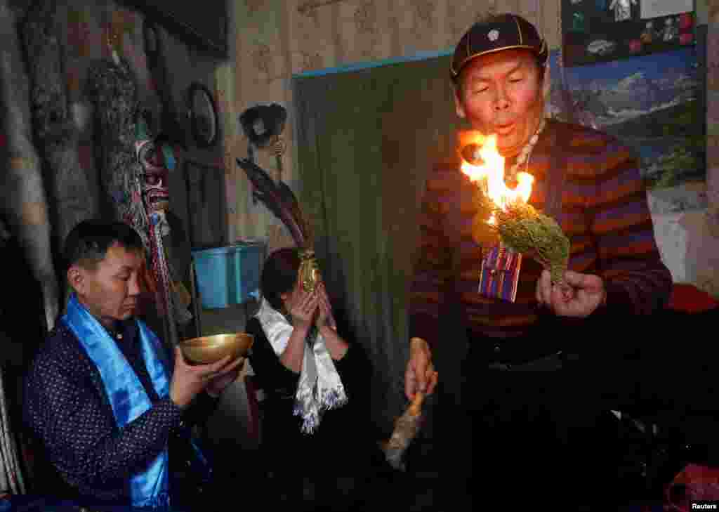 Вопреки предубеждениям, шаманами могут быть и женщины На фото &ndash; Юрий Ооржак, шаман общества "Медвежьего духа", изгоняет злого духа из посетителя