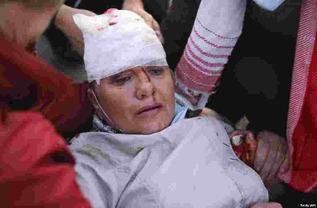 К вечеру, когда у стелы "Минск &ndash; город герой" собрались около пяти тысяч человек, силовики&nbsp;стали действовать крайне жестко: применялись водометы с оранжевой жидкостью вместо воды, дубинки, электрошокеры, слезоточивый газ. Есть раненые