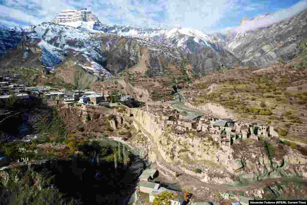 Вместо стен, как иглы, здесь торчат круглые бревна и балки. Когда-то давно они поддерживали дома. Но сейчас они&nbsp;наполовину съехали в долину.&nbsp;Это место широко известно в Дагестане как Корода, по названию ближайшей крупной деревни. Но местные аварцы его называют Кхюрдабак &ndash; "аул на скале"