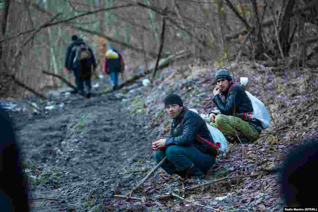 Для чеченцев черемша &ndash;&nbsp;еще и универсальный символ бедности.&nbsp;Кавказская идиома "копать черемшу" означает примерно то же, что в русском "пойти по миру". Работа слишком трудоемкая:&nbsp;при помощи садовой тяпки люди разгребают снег, выковыривают из мерзлой земли зеленые жгутики, а потом несут их в больших мешках за спиной