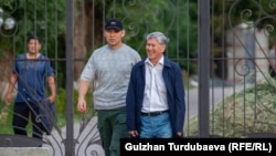 Канат Сагымбаев и Алмазбек Атамбаев в Кой-Таше, архивное фото