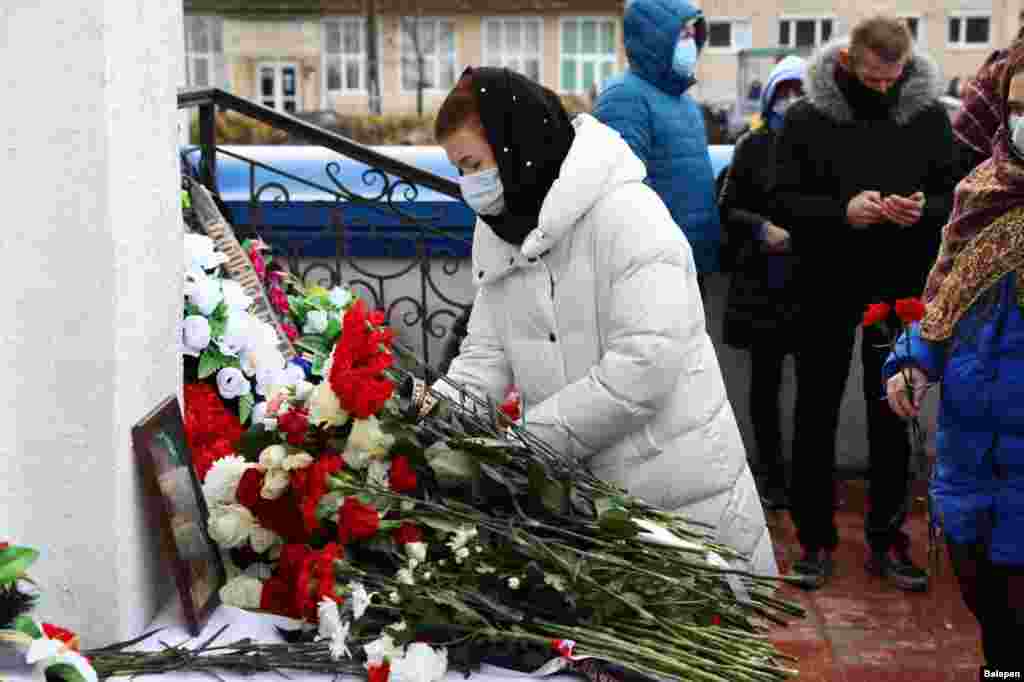 Зато в МВД Беларуси заявили, что организаторы протестов "цинично использовали в своих целях" смерть Бондаренко. На 35 протестных акциях в память о нем силовики задержали 700 человек. Лукашенко в свою очередь заявил, что позвонил генеральному прокурору и потребовал, чтобы он взял "под серьезнейший контроль это уголовное дело или расследование", заметив, что в смерти Романа "пытаются стрелки перевести опять на этих "карателей"