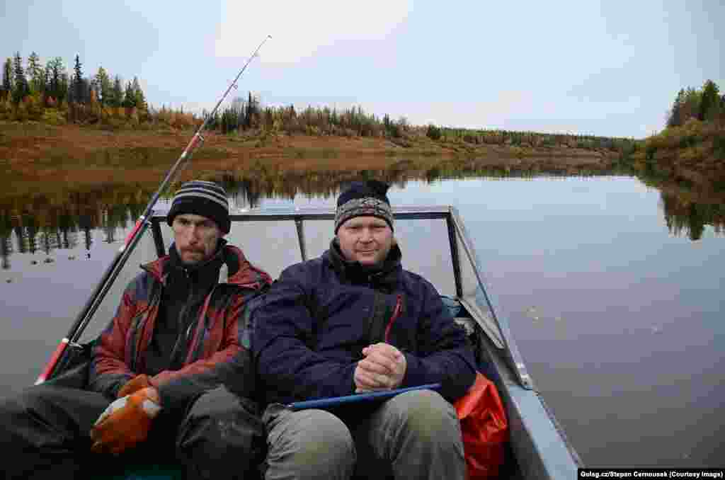 Как рассказал Черноушек, находясь в сотнях километров от ближайшего населенного пункта и без сотовой связи, путешественники чувствовали себя "узниками тайги". К счастью, проезжавшая мимо моторная лодка спасла команду