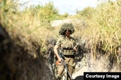 Брюс на боевой позиции в Украине летом 2025 года