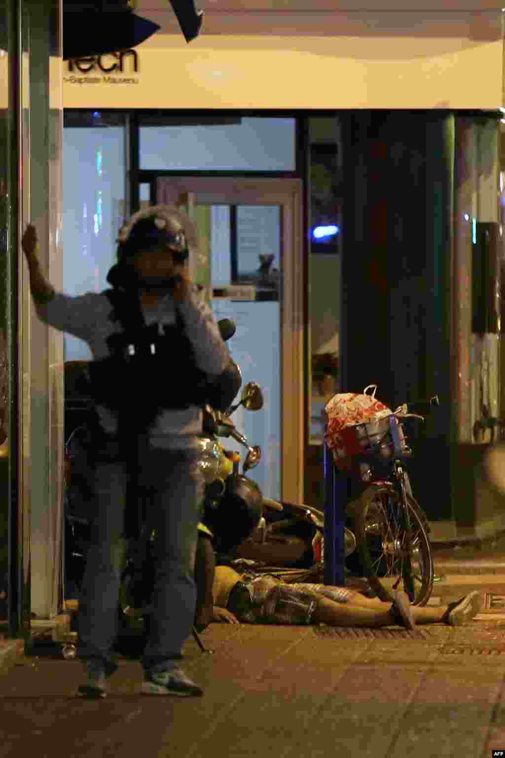 Источники во французской контрразведке&nbsp;сообщают,&nbsp;что глава Управления внутренней безопасности Патрик Кальвар предупреждал о возможной атаке. "Они перейдут к стадии использования заминированных автомобилей и взрывных устройств", &ndash; был убежден Кальвар. Французы опасались терактов во время чемпионата по футболу Евро-2016, поэтому до его окончания все объекты находились под пристальным наблюдением 