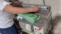 У таксистов в Душанбе автоинспекция изымает номера автомобилей и уничтожает их – без объяснения причин