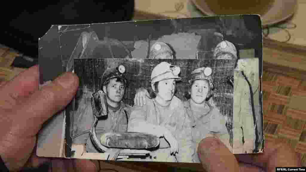 Михаил Мальцев 40 лет проработал в соляных шахтах "Уралкалия" в Березниках. Он видел, что в шахтах вплоть до 90-х годов не делали гидрозакладок (не заполняли их соляными растворами).&nbsp;Из-за этих ошибок в Березниках в последние годы образовалось уже более полудесятка провалов, и дом Михаила стоит рядом с одним из них.&nbsp;​ Каждое утро бывший шахтер выходит на балкон и смотрит, не приблизился ли провал.&nbsp;А когда его спрашивают, где было страшнее, под землей в шахте или сейчас, в собственном доме, задумывается: "На комбайне я вообще об этом не думал, не боялся. А сейчас дома, наверное, страшнее, чем в забое". Посмотреть фильм о Березниках и почитать о городе, который стоит над пустотой.