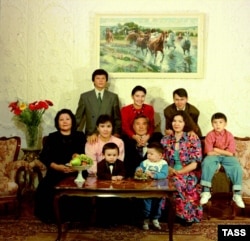 Нурсултан Назарбаев с семьей в 1992 году. На этом фото — его жена Сара, дочери Дарига, Динара и Алия, зятья Рахат Алиев и Тимур Кулибаев, внуки Нурали, Айсултан и Алтай