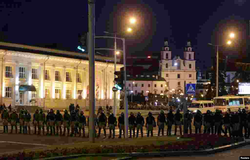 Корреспонденты Sputnik и "Еврорадио" рассказали о том, что протестующие бросили коктейли Молотова в бойцов ОМОН возле метро "Пушкинская". К протестующим в машинах "скорой" приезжают милиционеры и задерживают их, сообщают "Белсат" и "Медиазона" &nbsp;